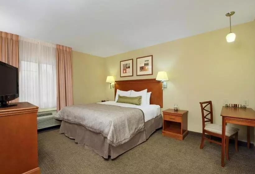 キングサイズベッドのスイートルーム, Candlewood Suites Norfolk Airport, An Ihg