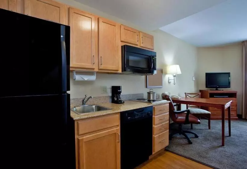 キングサイズベッドのスイートルーム, Candlewood Suites Norfolk Airport, An Ihg