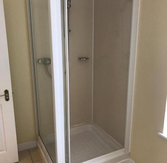 패밀리 룸, The Maxwell Arms