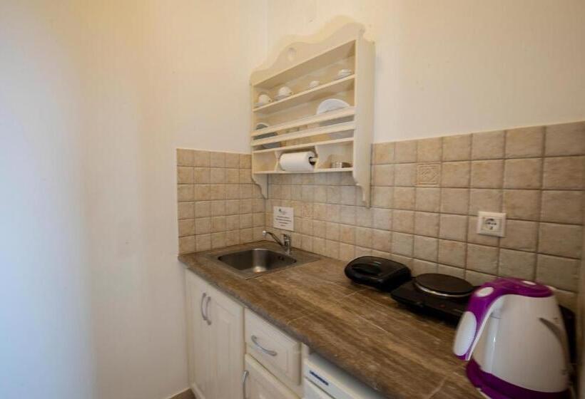 스탠다드 스튜디오, Erato Apartments