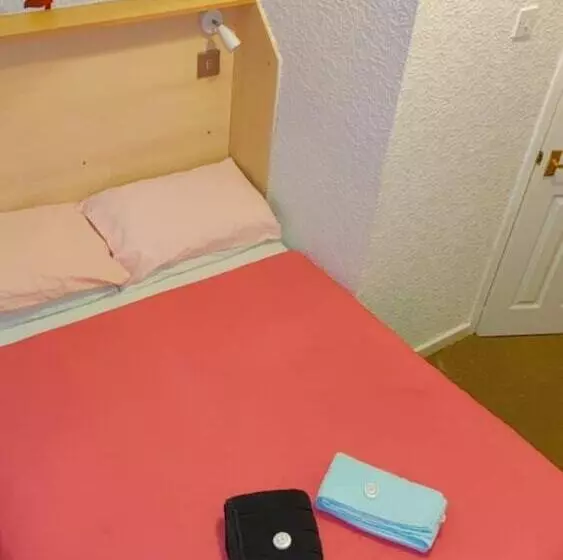 Standard Yhden Hengen Huone, Dora