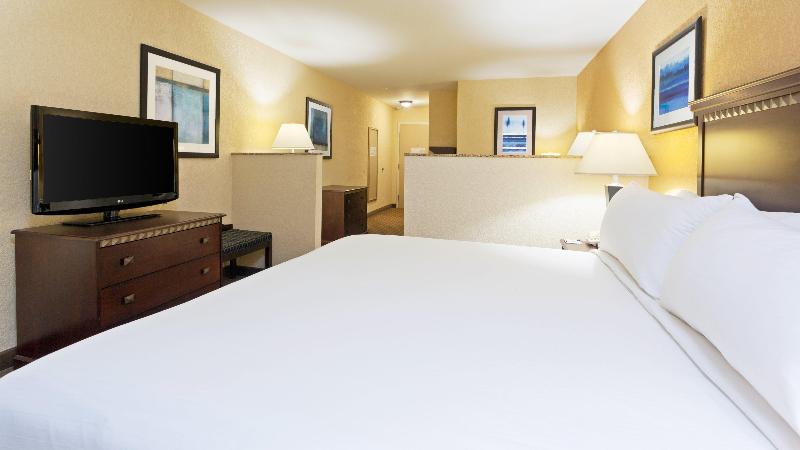 Люкс Кровать Кинг, Holiday Inn Express And Suites Allentown West, An Ihg