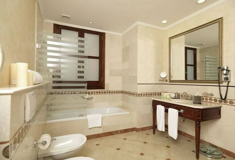 اتاق خانوادگی, Le Patio Boutique