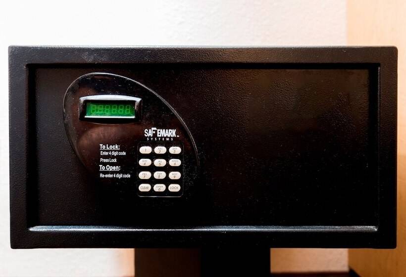 جناح, Red Roof Inn & Suites Longview