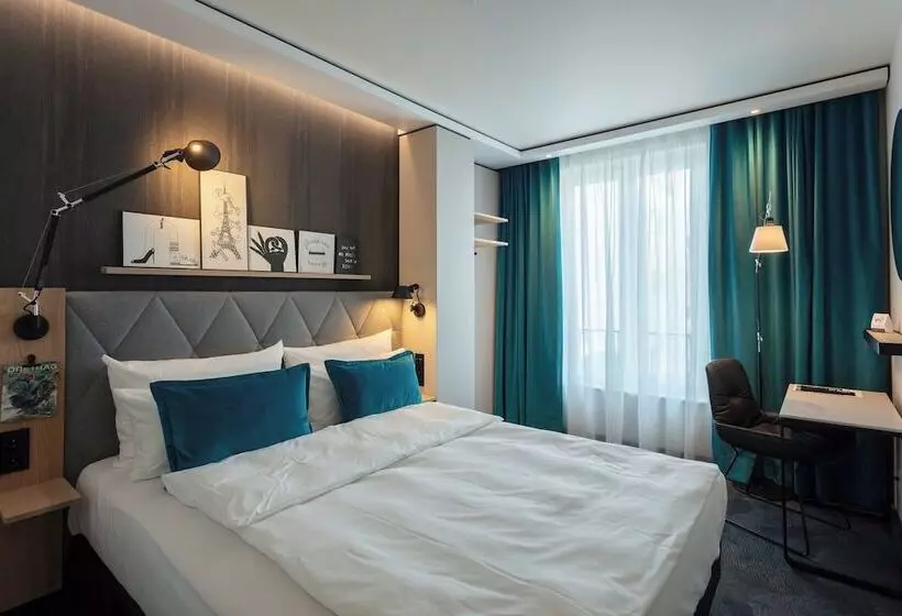 キングサイズベッドのスタンダードルーム, Motel One Saarbrücken