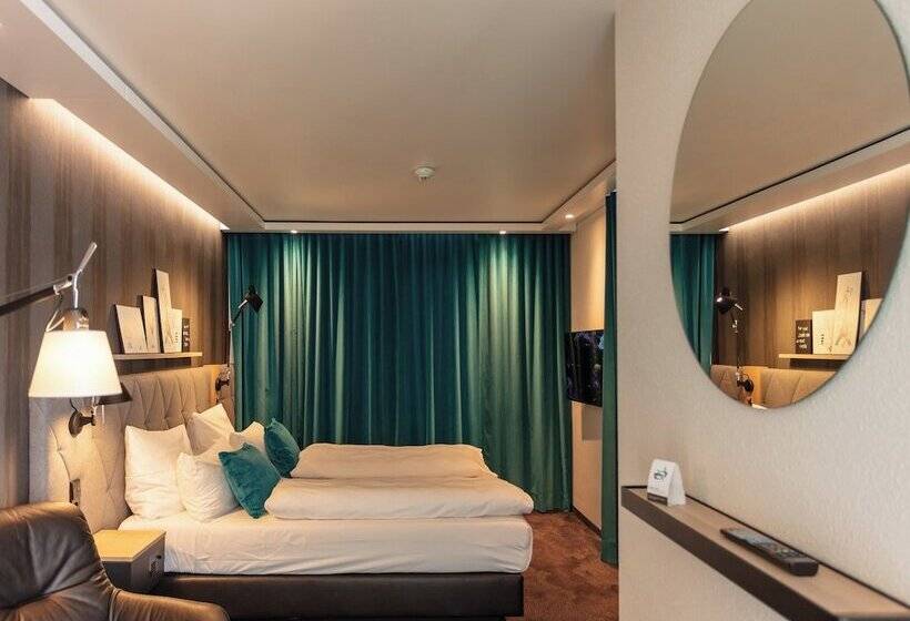 キングサイズベッドのスタンダードルーム, Motel One Saarbrücken