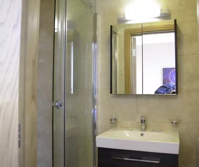 اتاق استاندارد سه نفره, Kings Cross Inn