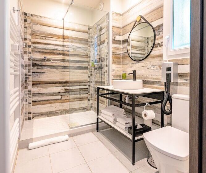 غرفة قياسية ثلاثية مزودة بتراس, Hôtel Villa Sophia   Adults Only July And August