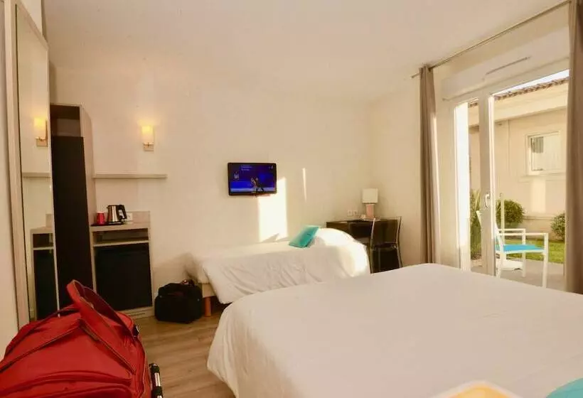 Standard Triple Room with Terrace, Hôtel Villa Sophia Adults Only July And August