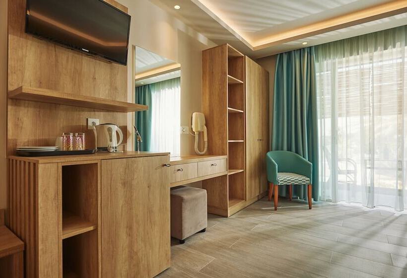 سوییت جونیور با چشم‌انداز استخر, Iniohos Zante Hotel & Suites