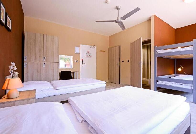 スタンダードトリプルルーム, Plus Prague