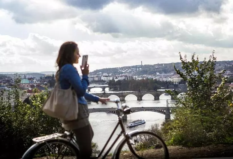 Quarto Economy, Plus Prague