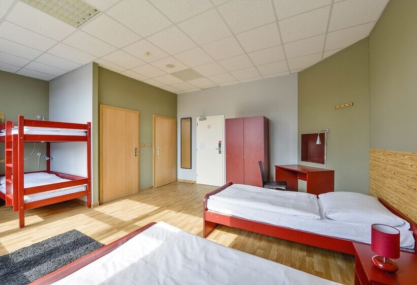 ルームシェアのワンベッド, Plus Prague