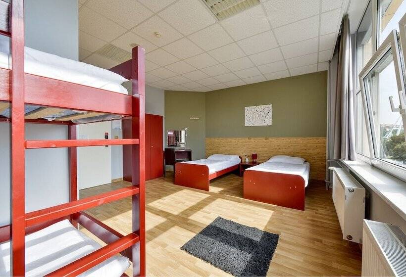 ルームシェアのワンベッド, Plus Prague