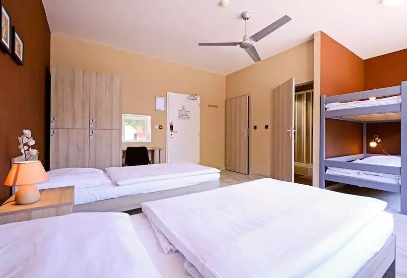 Quarto Familiar, Plus Prague