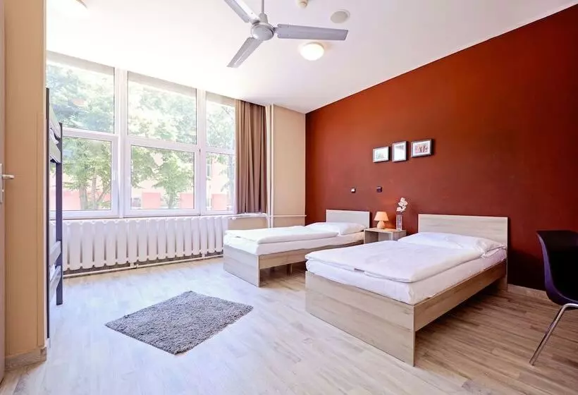 Quarto Familiar, Plus Prague