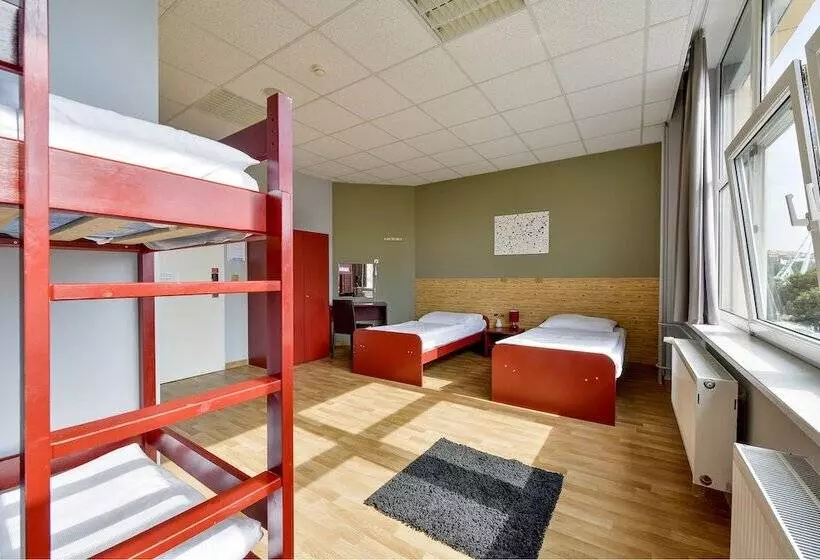 Quarto Familiar, Plus Prague