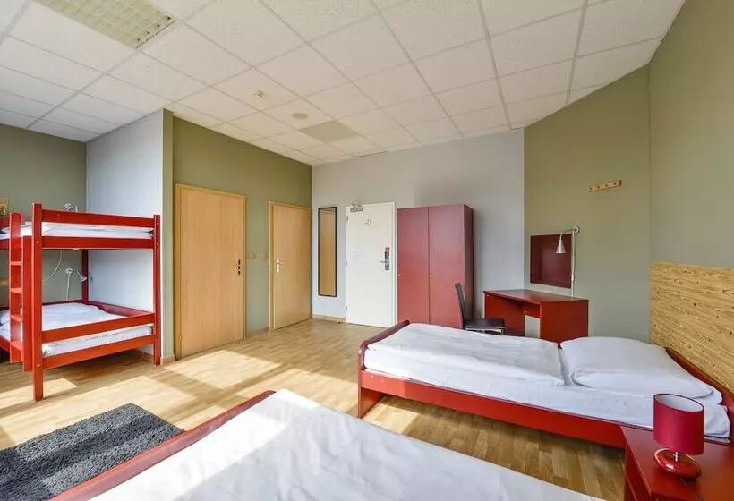 Quarto Familiar, Plus Prague