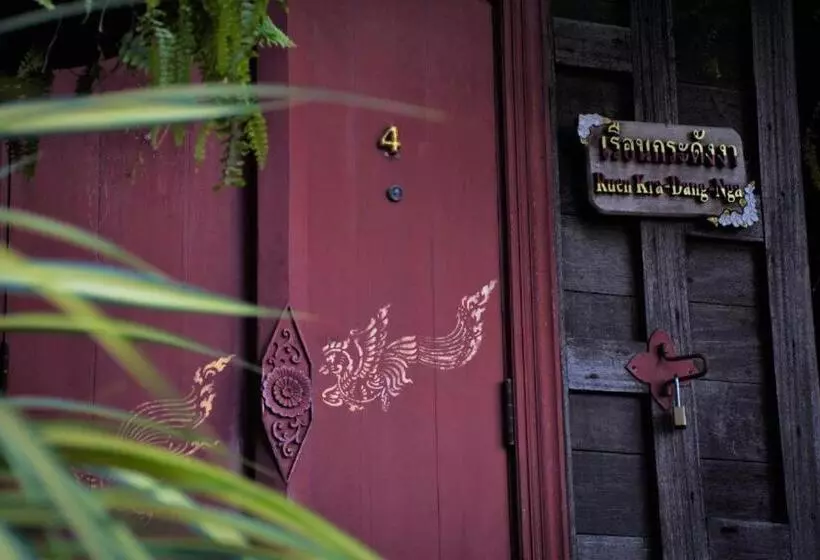 Deluxe room with river view, Ayutthaya Garden River Home