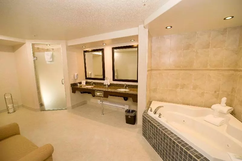 Sviitti King-vuode, Holiday Inn Hotel & Suites West Edmonton, An Ihg