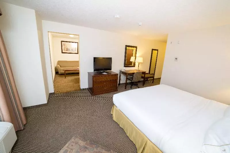 キングサイズベッドのスイートルーム, Holiday Inn Express & Suites Drayton Valley, An Ihg