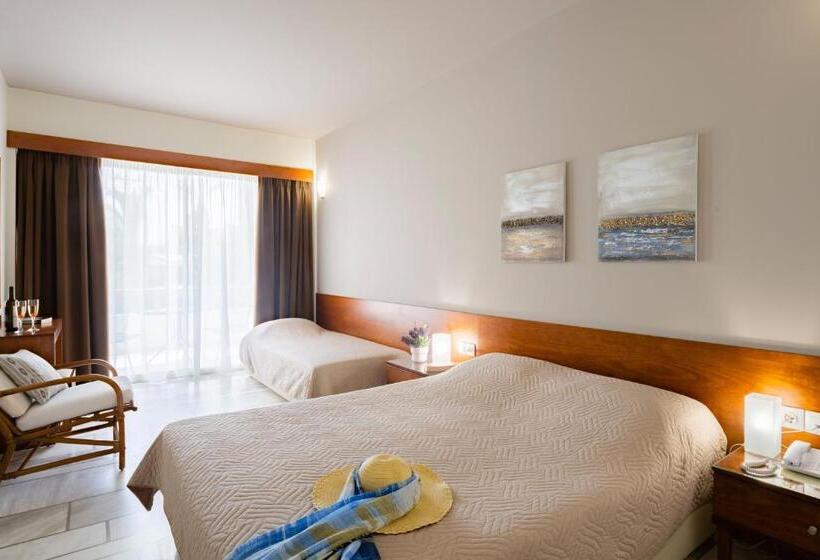 标准三人间, Pavlina Beach