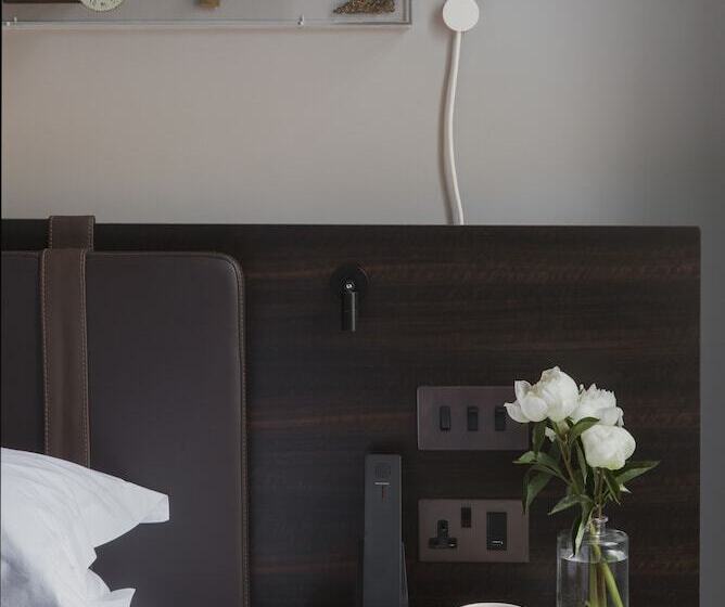 スタンダードルーム, The Laslett