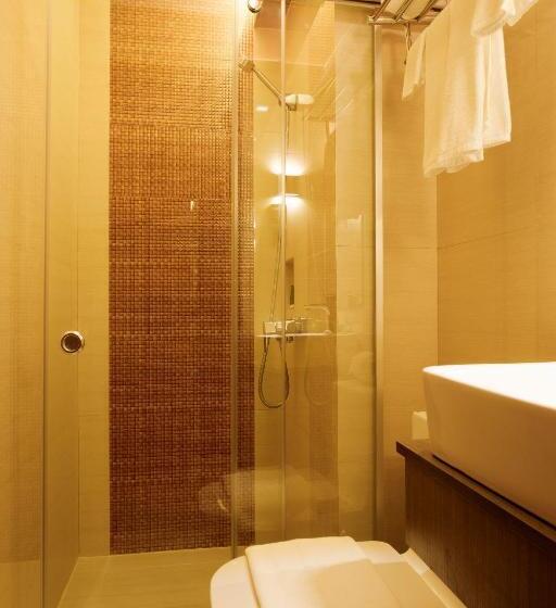 اتاق لوکس با تخت بزرگ, Vivien S