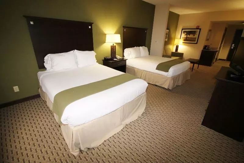 キングサイズベッドのスイートルーム, Holiday Inn Express Hotel & Suites Opelika Auburn, An Ihg
