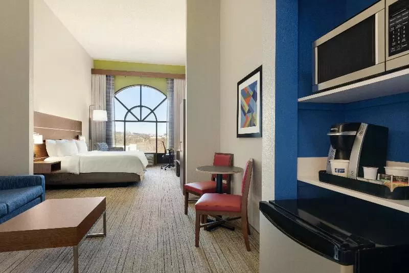 キングサイズベッドのスイートルーム, Holiday Inn Express Hotel & Suites Opelika Auburn, An Ihg