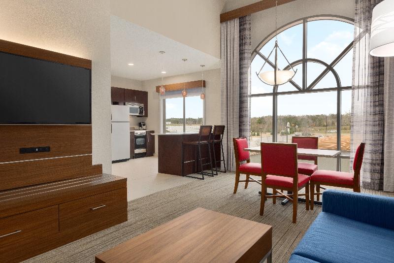 מיטת קינג בסוויטה, Holiday Inn Express Hotel & Suites Opelika Auburn, An Ihg