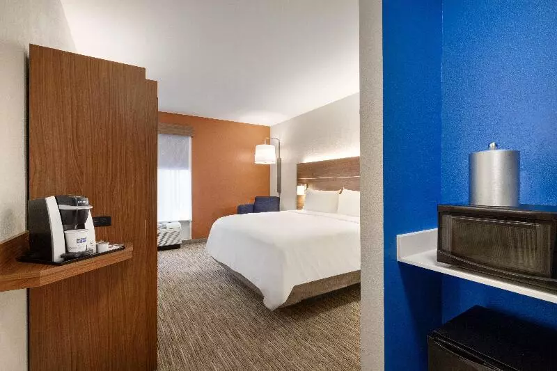キングサイズベッドのスイートルーム, Holiday Inn Express Hotel & Suites Opelika Auburn, An Ihg