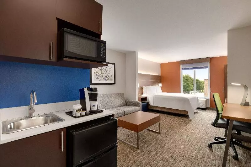 キングサイズベッドのスイートルーム, Holiday Inn Express Hotel & Suites Opelika Auburn, An Ihg