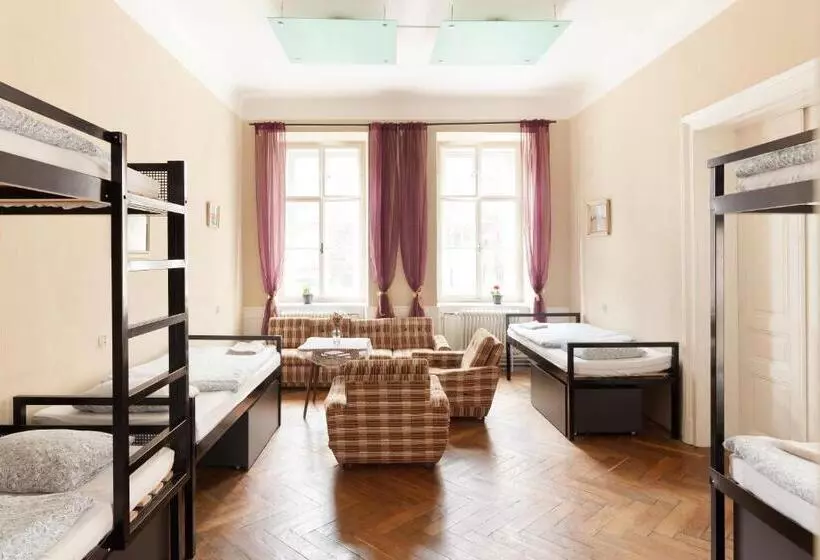 Vuode Makuusalissa, Hostel Fléda