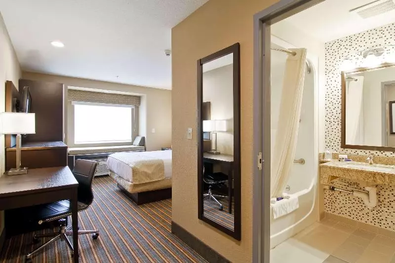 キングサイズベッドのスタンダードルーム, Best Western Plus Woodstock Inn & Suites