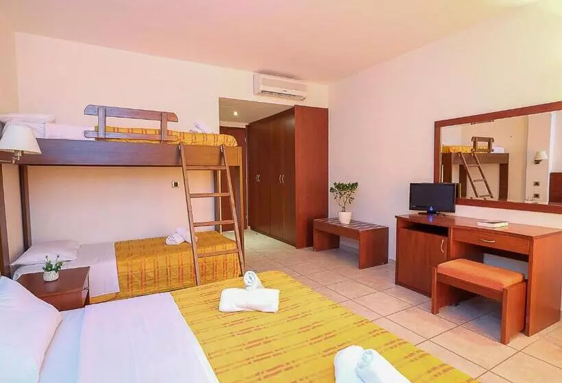 Chambre familiale standard avec vue sur piscine., Calypso
