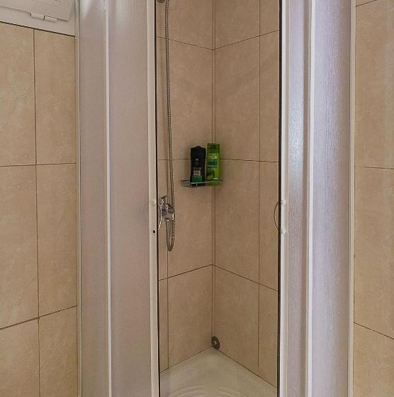 Standard Kolmen Hengen Huone Puutarhanäkymä, Calypso