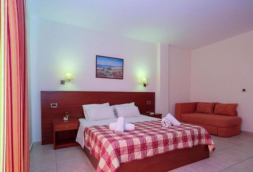 Standard Kolmen Hengen Huone Puutarhanäkymä, Calypso