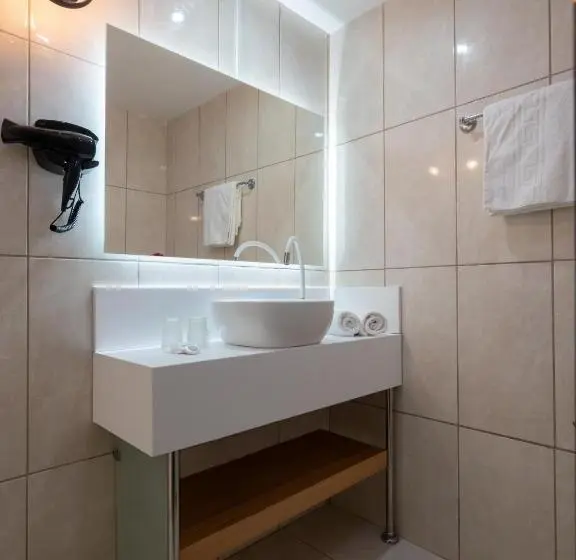 Habitación Triple Estándar Vista Jardín, Calypso