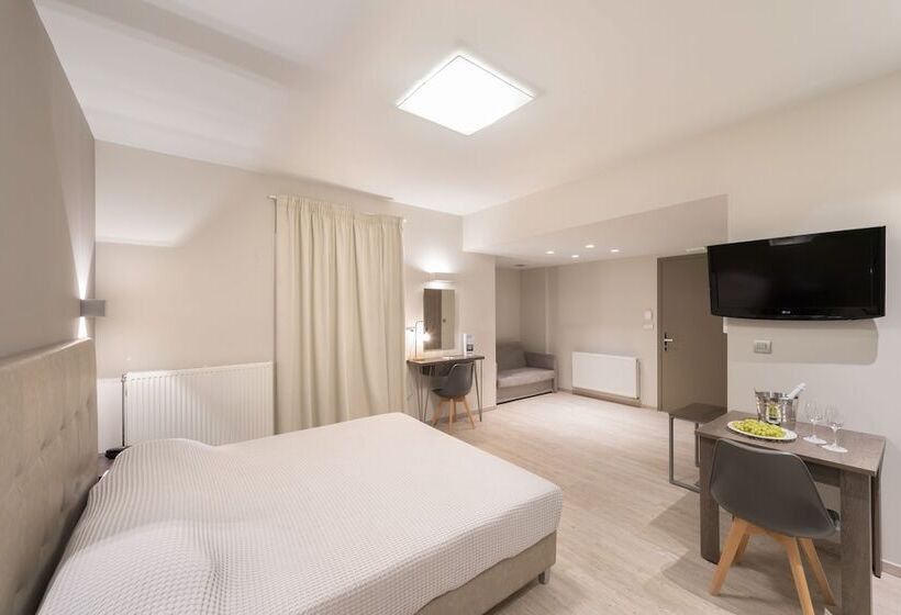 اتاق استاندارد سه نفره, Castello