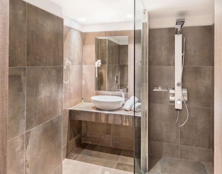 اتاق استاندارد سه نفره, Castello