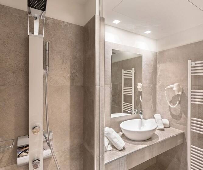 اتاق استاندارد سه نفره, Castello