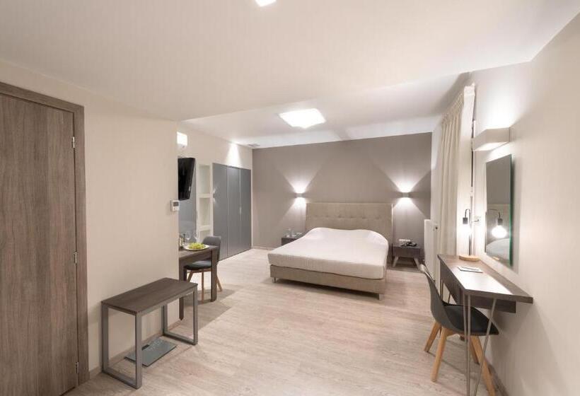 اتاق استاندارد سه نفره, Castello