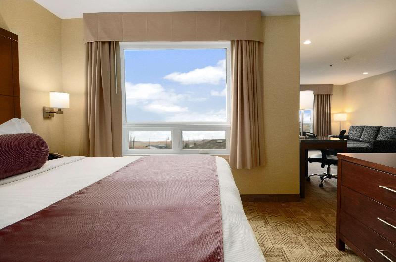 מיטת קינג בסוויטה, Days Inn By Wyndham Regina Airport West