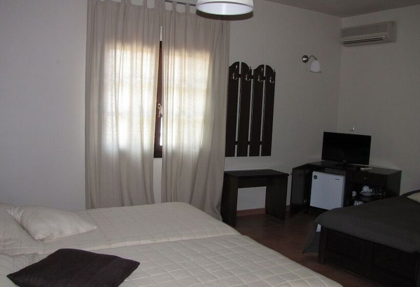 חדר סטנדרט לשלושה עם נוף לבריכה, Enalion