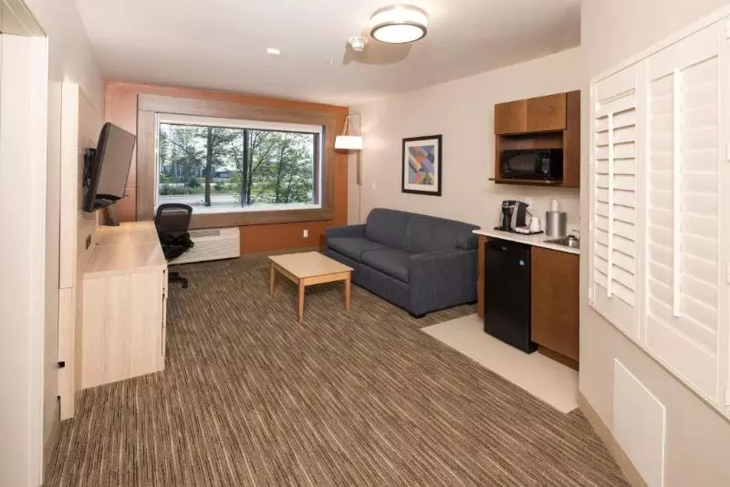 キングサイズベッドのスイートルーム, Holiday Inn Express Hotel & Suites Bay City, An Ihg