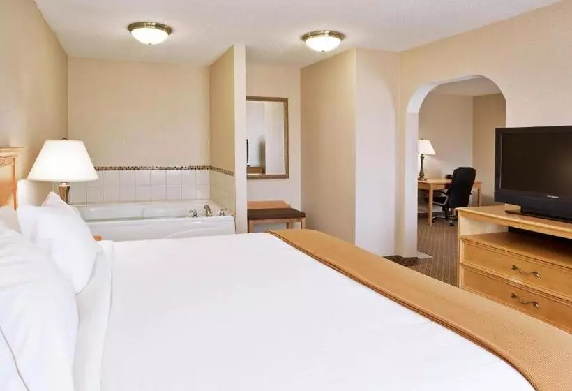 キングサイズベッドのスイートルーム, Holiday Inn Express Hotel & Suites Chesterfield   Selfridge Area, An Ihg