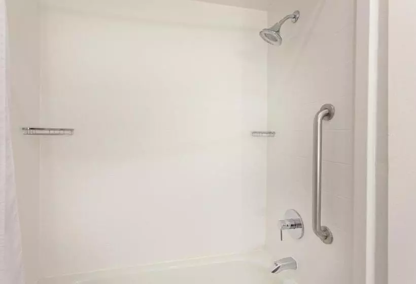 身障者適用キングサイズベッドルーム, Holiday Inn Express & Suites Corona, An Ihg