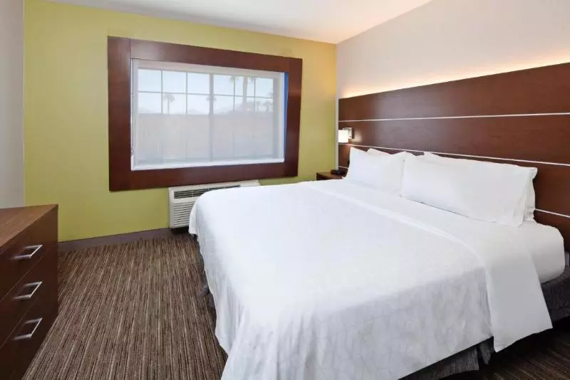 キングサイズベッドのスタンダードルーム, Holiday Inn Express Hotel & Suites El Dorado, An Ihg
