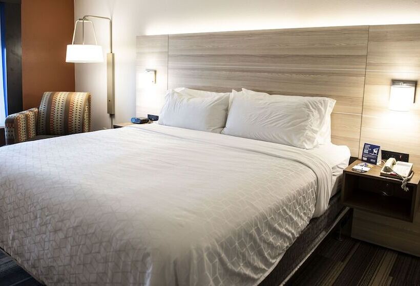 Номер Стандарт, Holiday Inn Express Hotel & Suites Sedalia, An Ihg